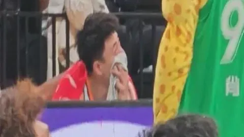 篮球盛宴：湖人巅峰对决猛龙，揭秘独家让分风向标！